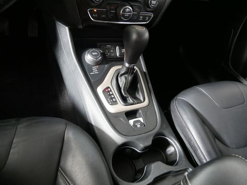 Used 2017 Jeep Cherokee Limited image 24