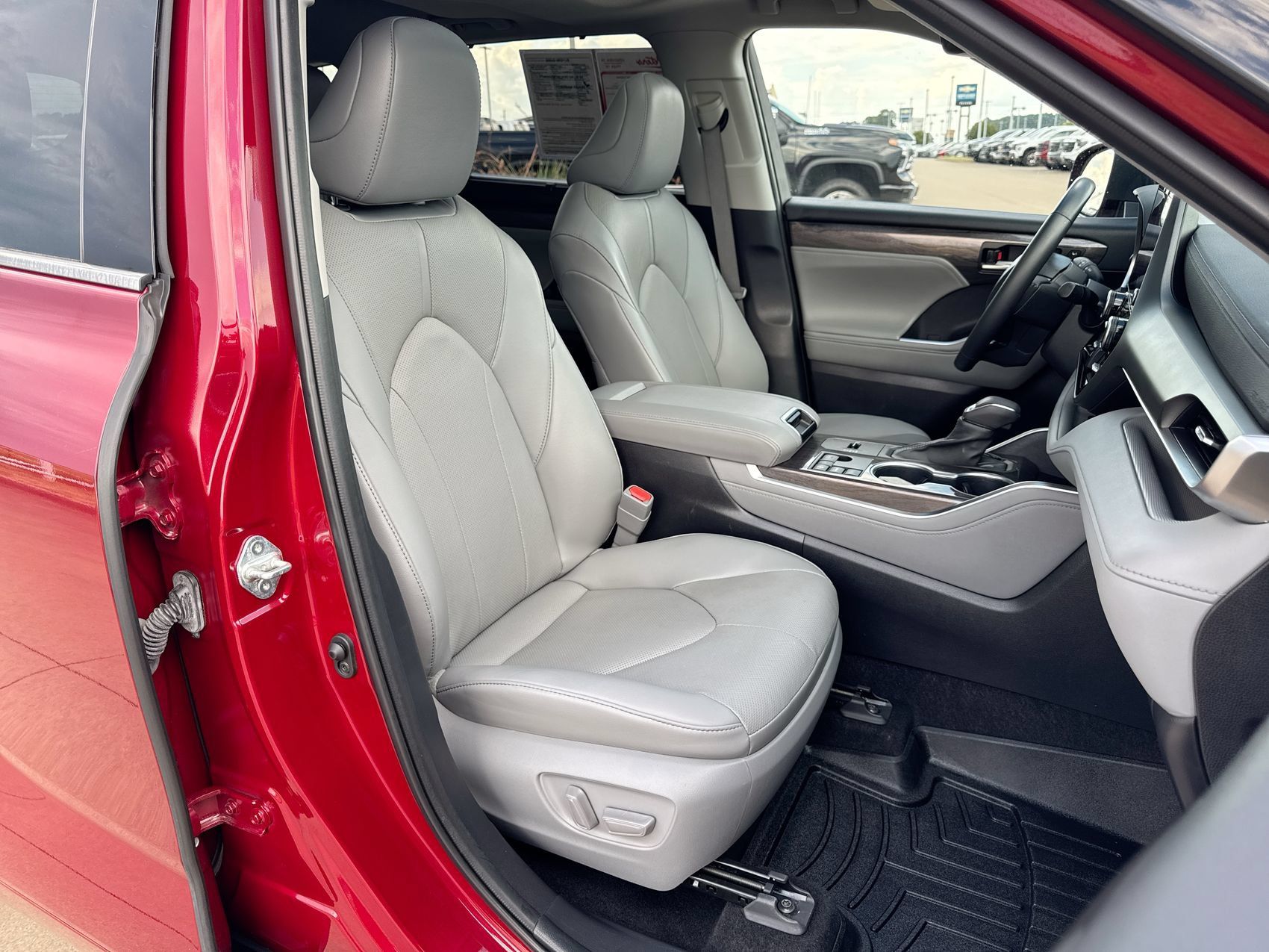 Used 2023 Toyota Highlander Limited FWD image 25