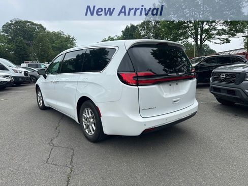 Used 2024 Chrysler Pacifica Touring-L FWD image 9