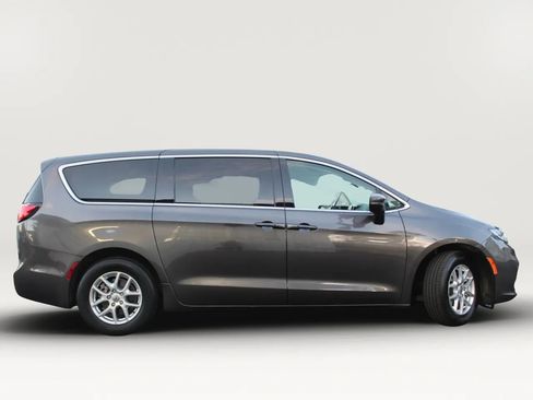 Used 2023 Chrysler Pacifica Touring-L image 6