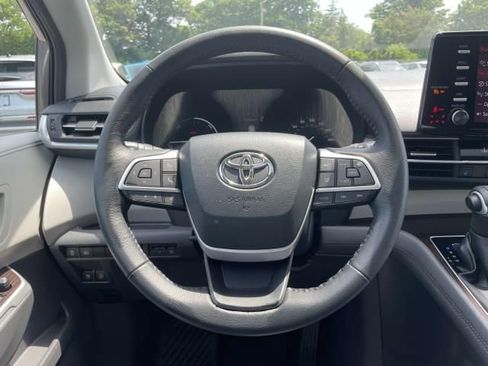 Used 2022 Toyota Sienna XLE image 20