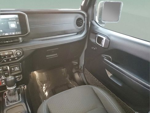 Used 2024 Jeep Wrangler Rubicon w/ Technology Group image 23