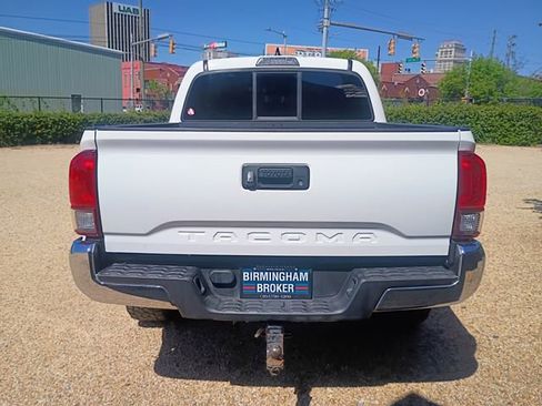 Used 2018 Toyota Tacoma SR5 w/ SR5 Appearance Package (SM) RWD image 11