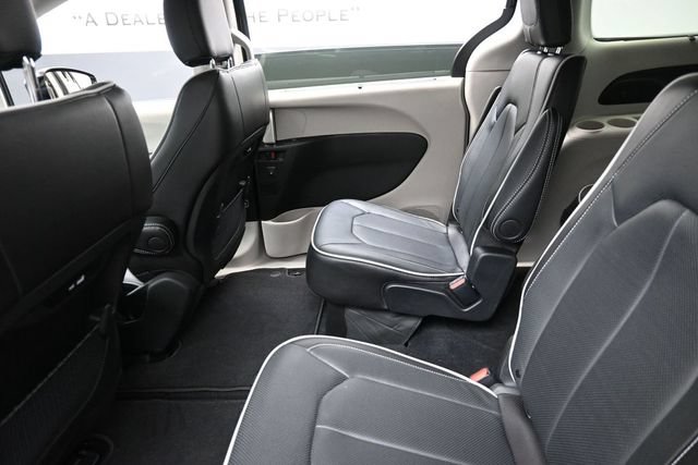 Used 2024 Chrysler Pacifica Limited AWD/4WD image 23