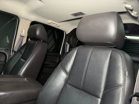 Used 2011 Chevrolet Avalanche LT w/ Suspension Package, Off-Road AWD/4WD image 38