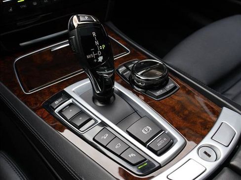 Used 2015 BMW 750Li xDrive AWD/4WD image 19