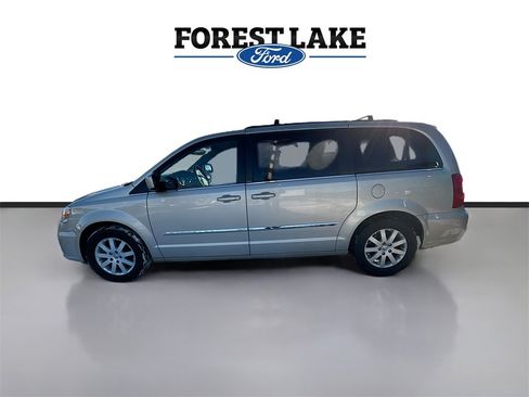 Used 2014 Chrysler Town & Country Touring image 4
