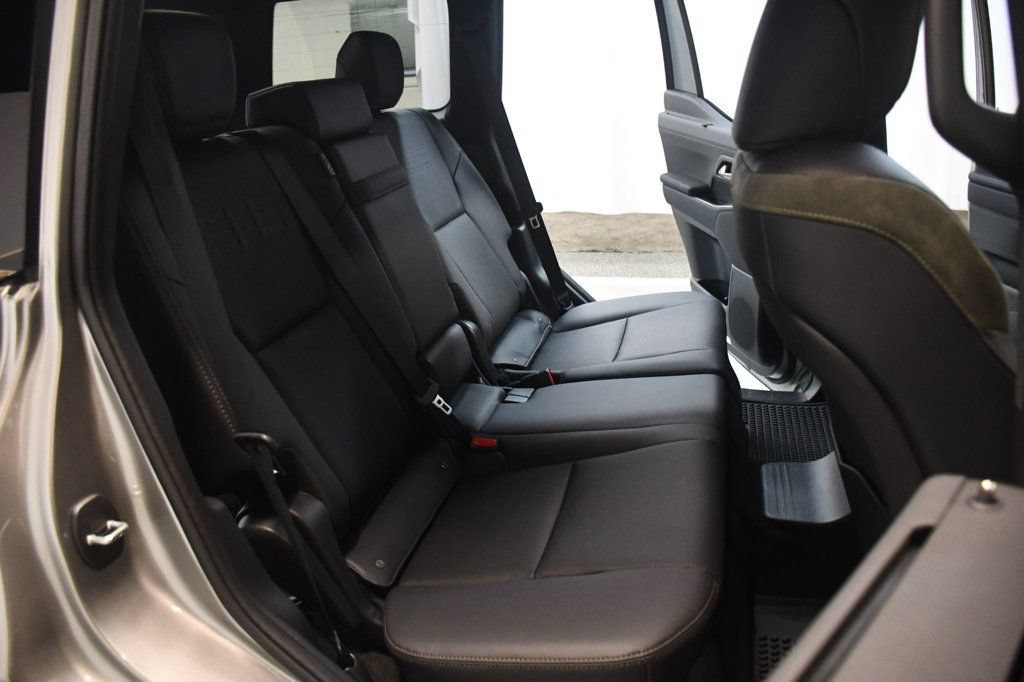 Used 2025 Lexus GX 550 w/ Accessory Package (CT) AWD/4WD image 38