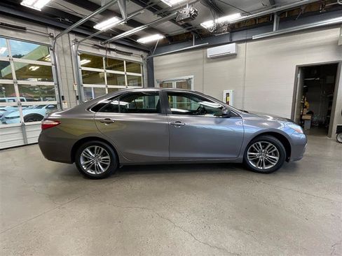 Used 2016 Toyota Camry SE FWD image 6