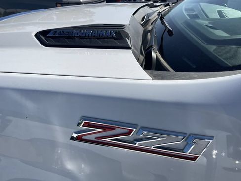 Used 2024 Chevrolet Silverado 2500 LT AWD/4WD image 3