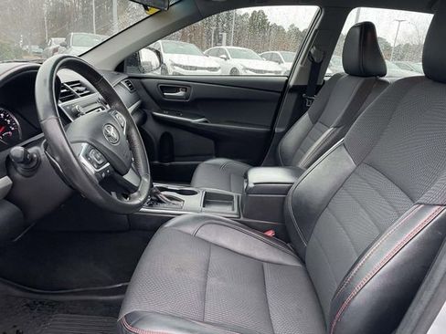Used 2017 Toyota Camry SE image 3