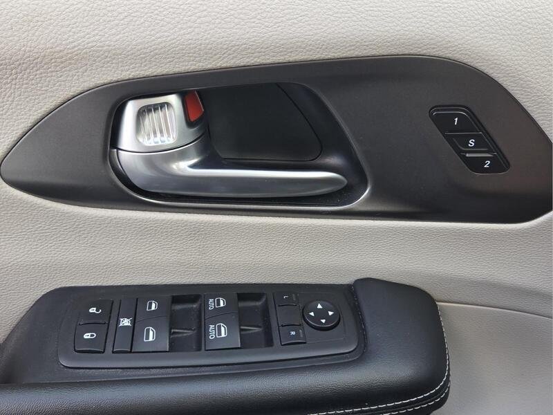 Used 2024 Chrysler Pacifica Touring-L FWD image 24