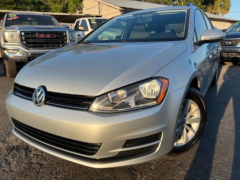 Used 2017 Volkswagen Golf S image 1