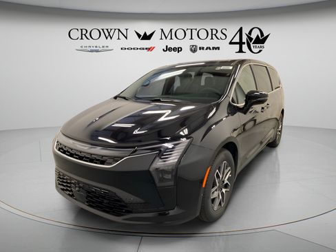 Used 2027 Chrysler Pacifica Limited FWD image 3