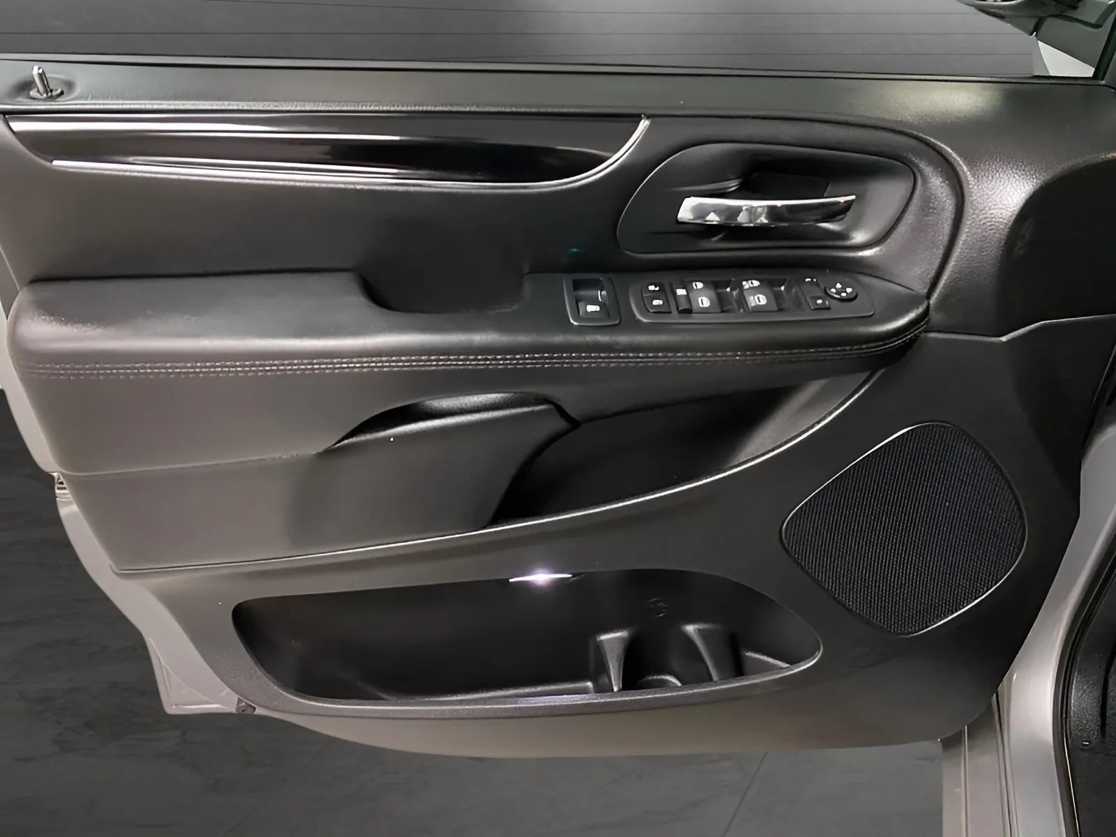 Used 2020 Dodge Grand Caravan SE FWD image 9