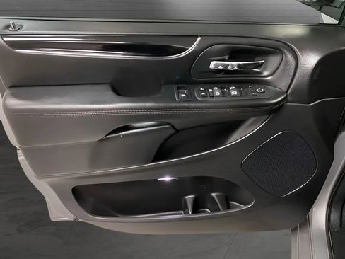Used 2020 Dodge Grand Caravan SE FWD image 9