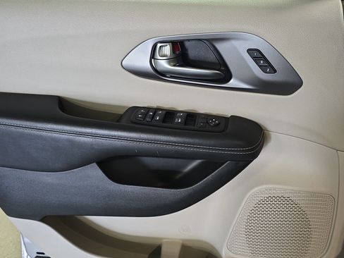 Used 2023 Chrysler Pacifica Touring-L FWD image 20
