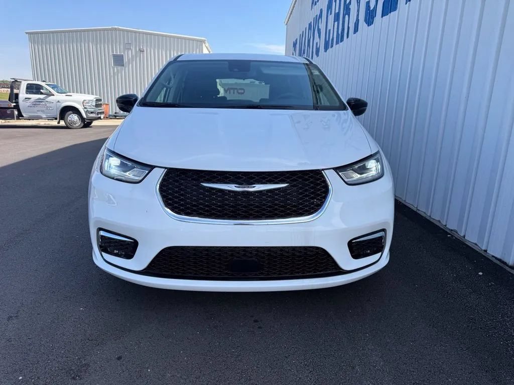 Used 2024 Chrysler Pacifica Touring-L FWD image 3