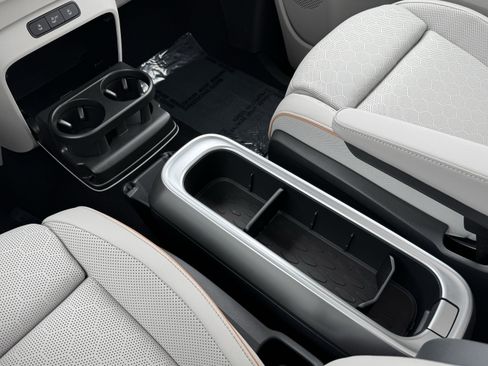 Used 2025 Volkswagen ID. Buzz 1st Edition image 30