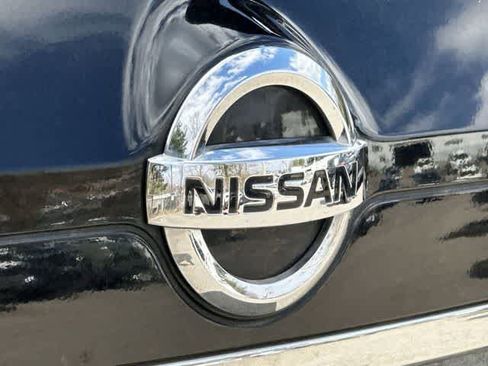 Used 2018 Nissan Rogue SV w/ Premium Package image 17