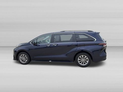 Used 2025 Toyota Sienna XLE FWD image 10