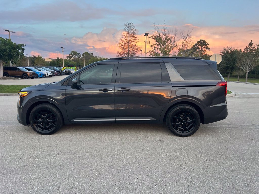 Used 2025 Kia Carnival SX w/ SX Dark Edition Package FWD image 8