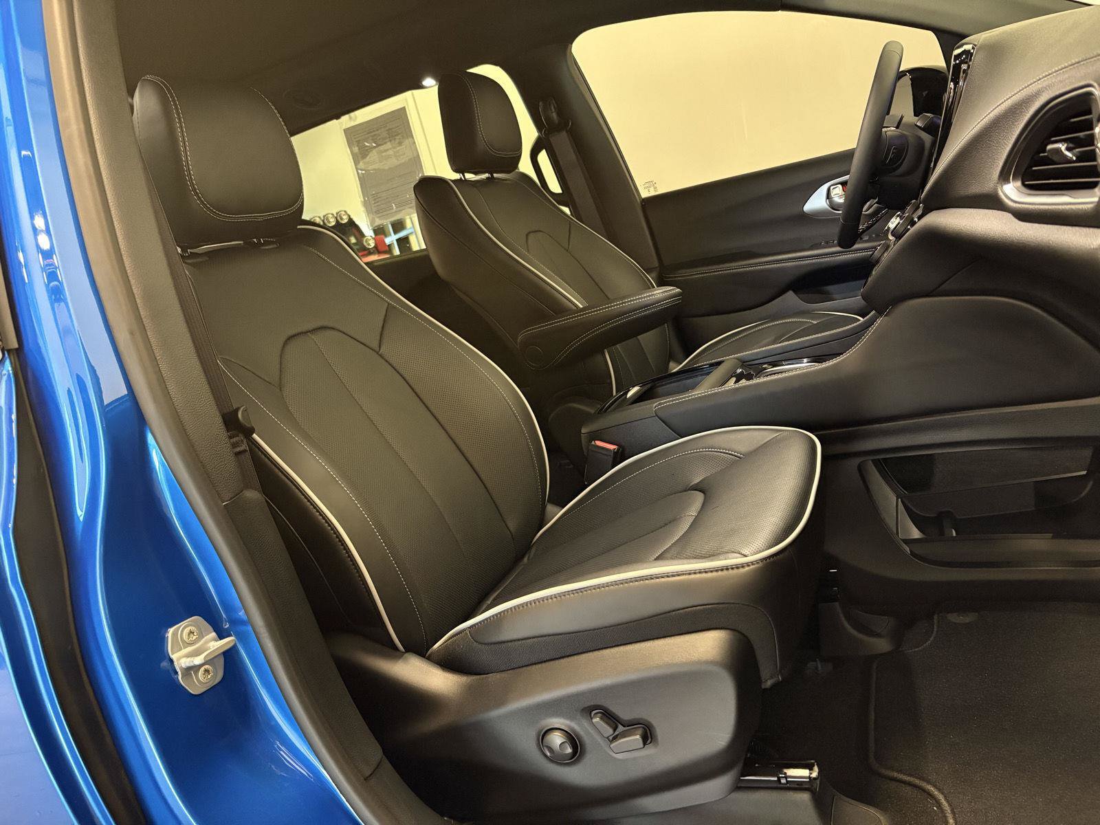 Used 2026 Chrysler Pacifica Limited AWD/4WD image 46