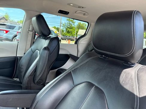 Used 2023 Chrysler Pacifica Touring-L FWD image 27