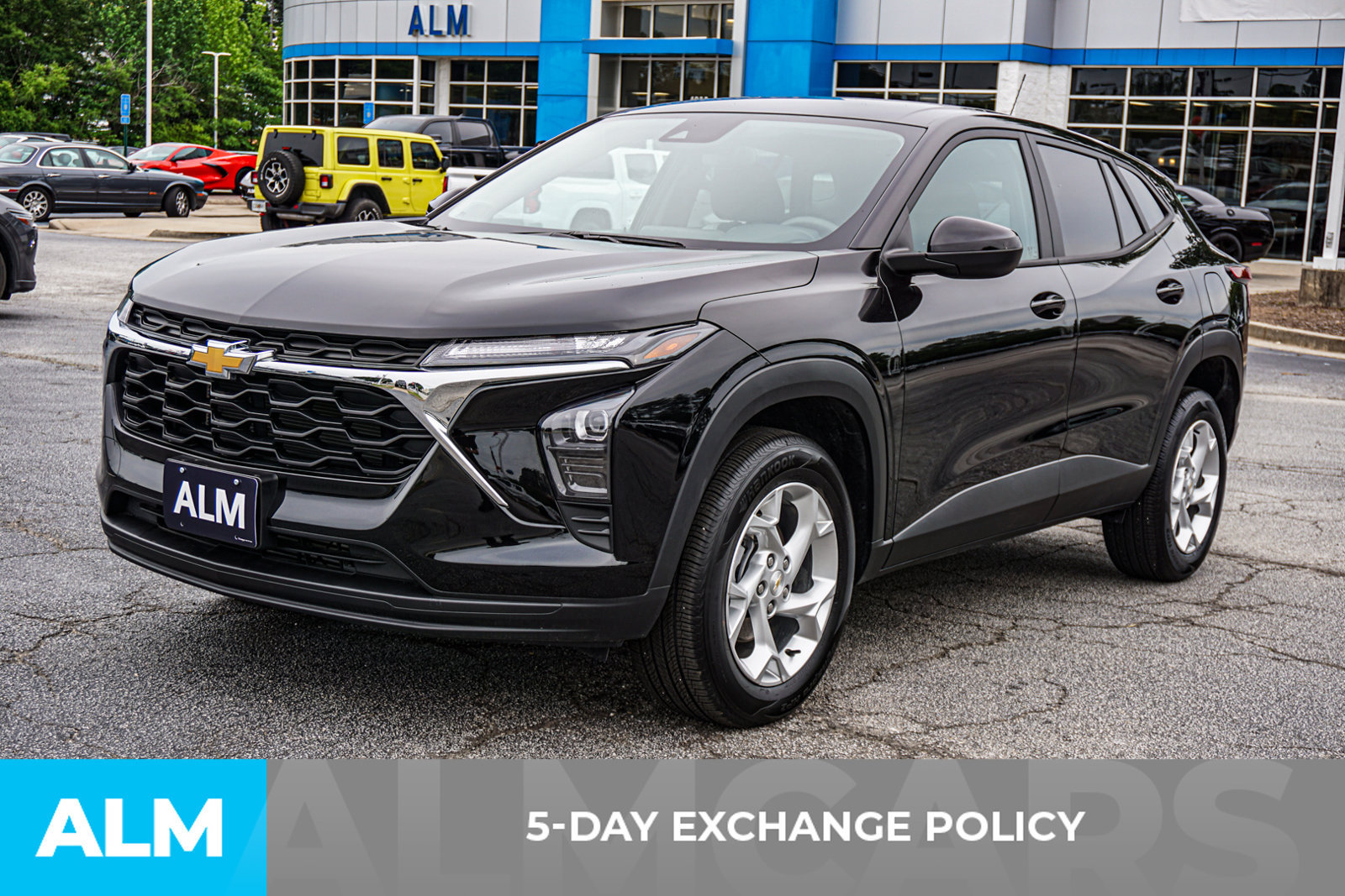Used 2025 Chevrolet Trax LS w/ LS Convenience Package FWD image 4