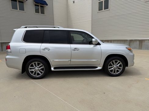 Used 2013 Lexus LX 570 4WD w/ Luxury Pkg image 8