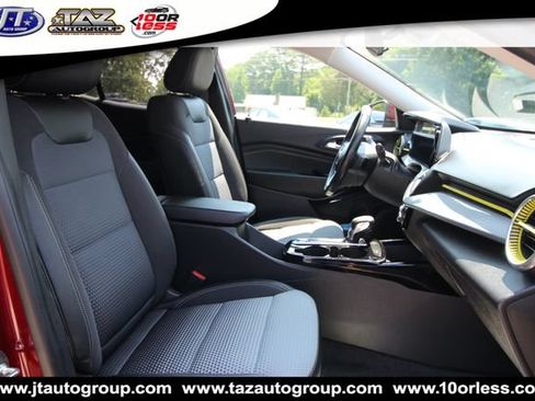 Used 2025 Chevrolet Trax LT w/ LT Convenience Package FWD image 14