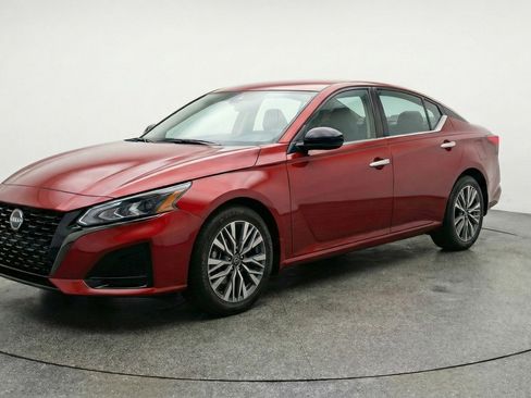 Used 2025 Nissan Altima 2.5 SV image 3