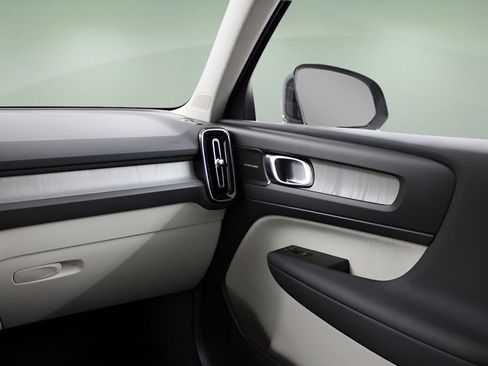 New 2026 Volvo XC40 B5 Ultra w/ Protection Package Premier image 27