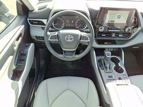 Used 2025 Toyota Highlander XLE image 13
