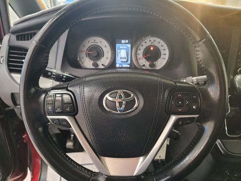 Used 2018 Toyota Sienna SE FWD image 29