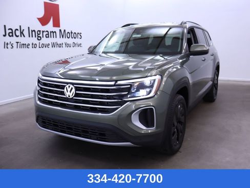 Certified 2025 Volkswagen Atlas SE w/ Black Wheel Package image 1
