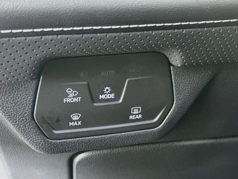 Used 2025 Volkswagen Atlas SE AWD/4WD image 17