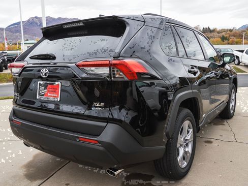 New 2025 Toyota RAV4 XLE image 8