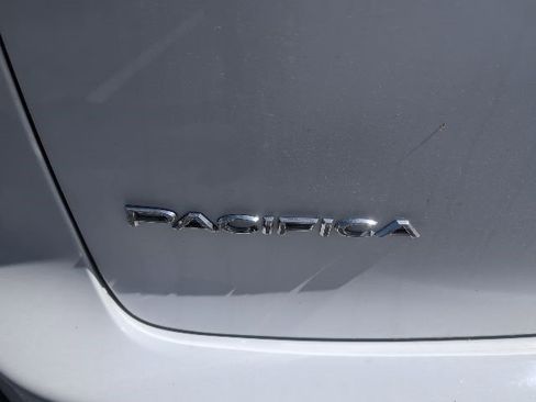 Used 2025 Chrysler Pacifica Select image 8