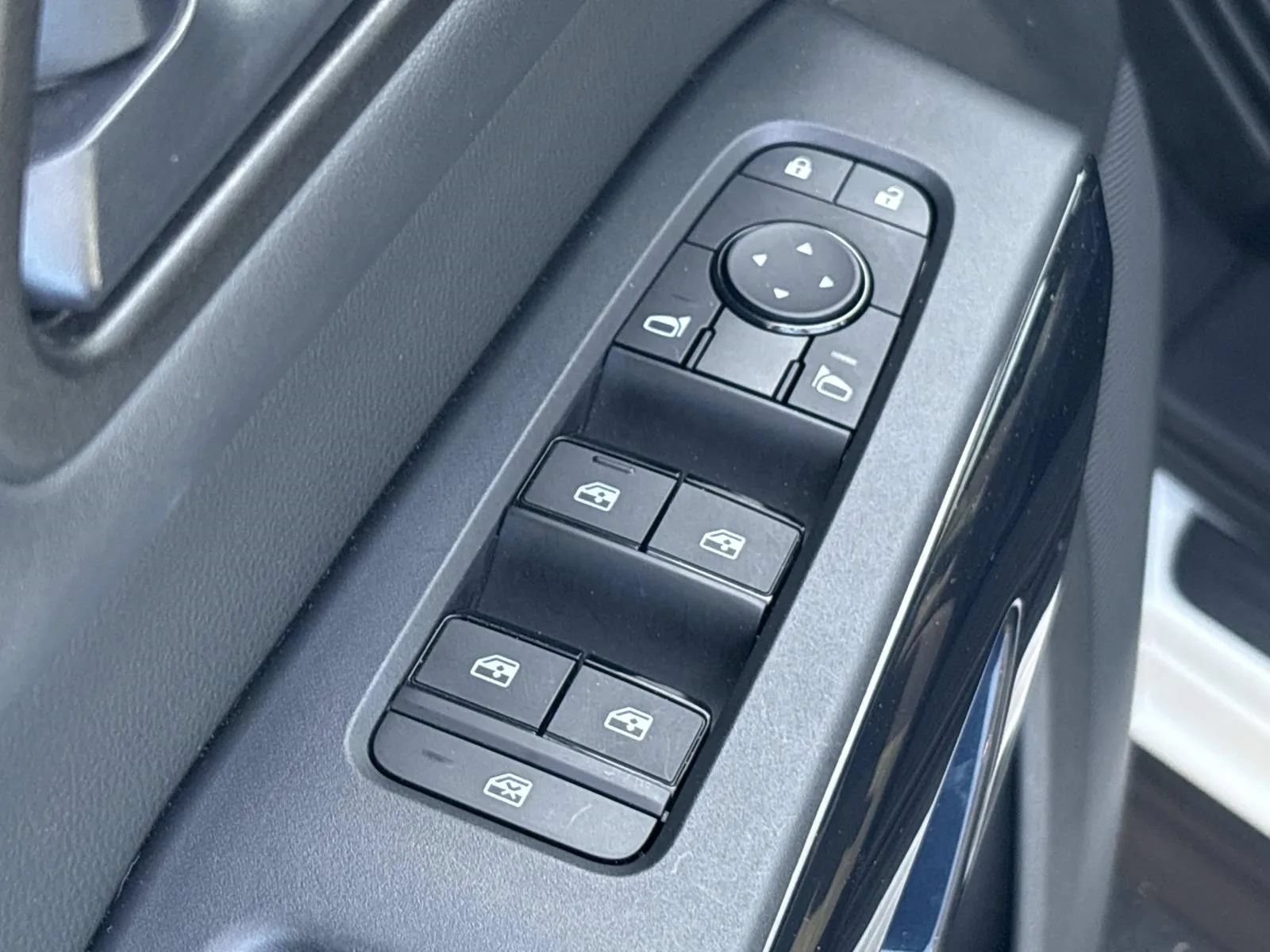 Used 2024 Nissan Pathfinder SV FWD image 25