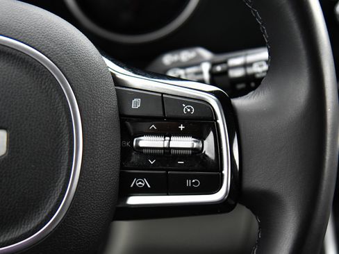 Used 2024 Kia Carnival LX image 29