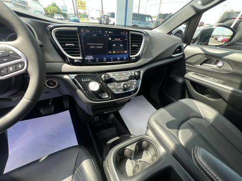 Used 2025 Chrysler Pacifica Select FWD image 40