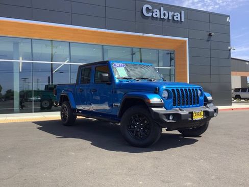 Used 2022 Jeep Gladiator Sport AWD/4WD image 2