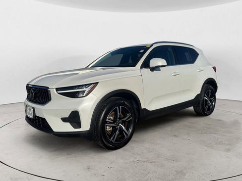 Certified 2025 Volvo XC40 B5 Core image 2