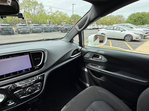 Used 2022 Chrysler Pacifica Touring FWD image 18