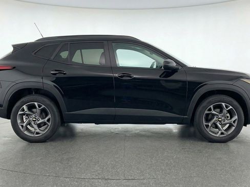 Used 2025 Chevrolet Trax LT image 11