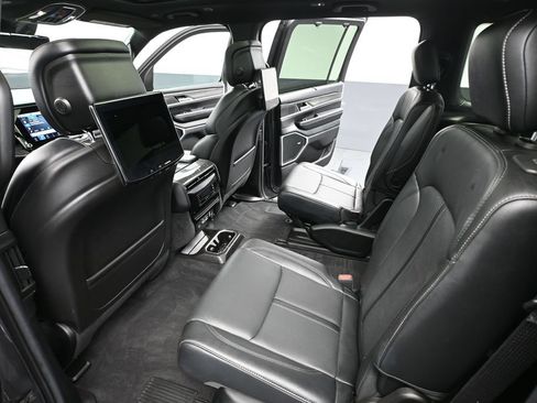 Used 2022 Jeep Wagoneer Series III w/ Premium Group I AWD/4WD image 44