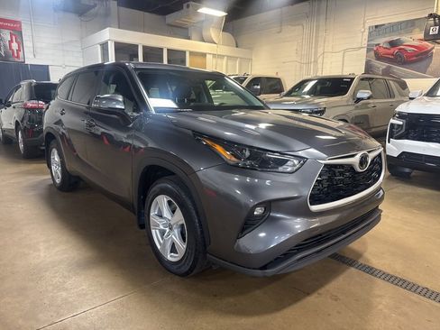 Used 2024 Toyota Highlander LE image 4