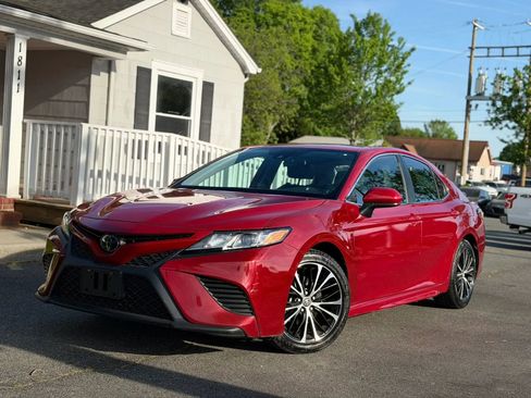 Used 2019 Toyota Camry SE FWD image 2