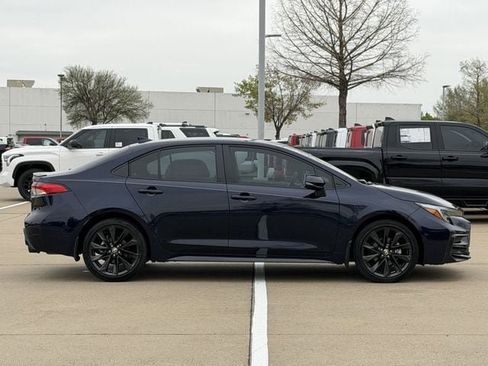 Used 2025 Toyota Corolla SE image 3